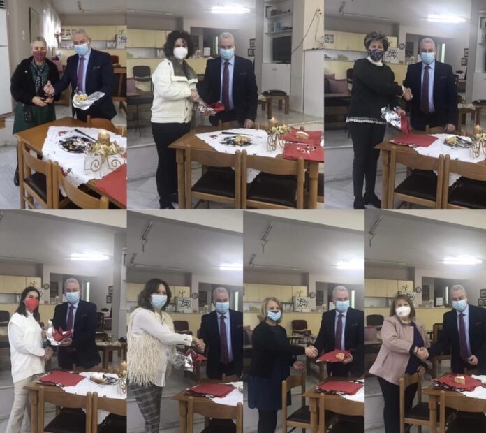 Την-Βασιλόπιτα-τους-έκοψαν-τα-ΚΑΠΗ-του-Δήμου-Καβάλας Την-Βασιλόπιτα-τους-έκοψαν-τα-ΚΑΠΗ-του-Δήμου-Καβάλας