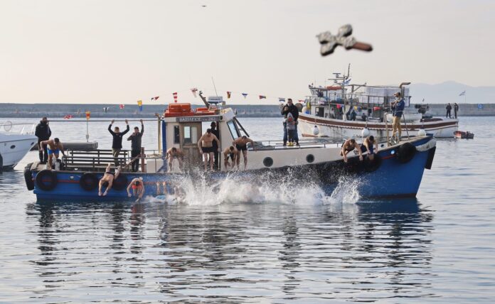 Τελετή-καθαγιασμού-των-υδάτων-στο-λιμάνι-“Απόστολος-Παύλος” Τελετή-καθαγιασμού-των-υδάτων-στο-λιμάνι-“Απόστολος-Παύλος”
