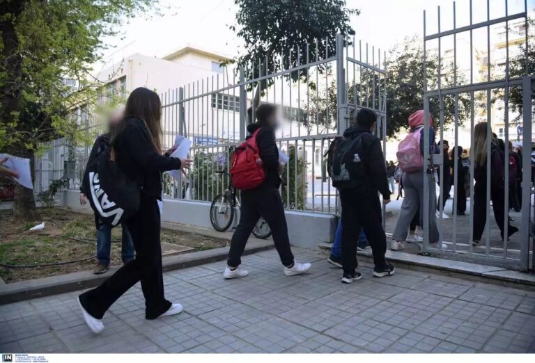 Σχολεία:-Επιστρέφουν-αύριο-οι-μαθητές-στα-θρανία-–-Το-νέο-πρωτόκολλο,-όλες-οι-αλλαγές