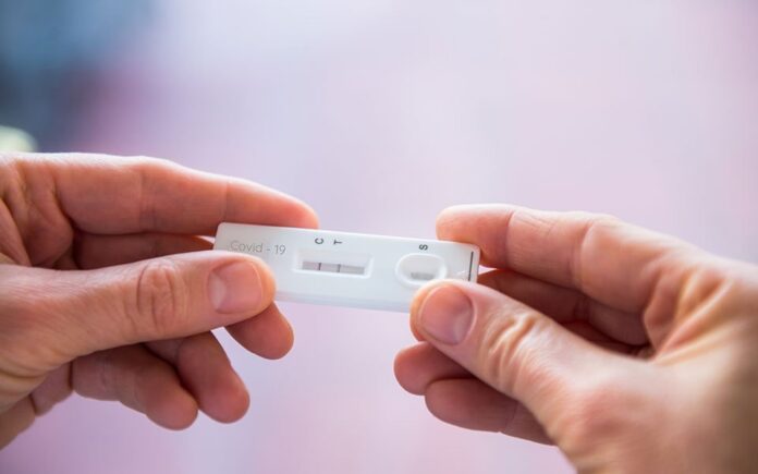 Σχολεία:-Από-αύριο-η-διάθεση-των-5-self-test-–-tι-πρέπει-να-γνωρίζουν-μαθητές-και-εκπαιδευτικοί Σχολεία:-Από-αύριο-η-διάθεση-των-5-self-test-–-tι-πρέπει-να-γνωρίζουν-μαθητές-και-εκπαιδευτικοί