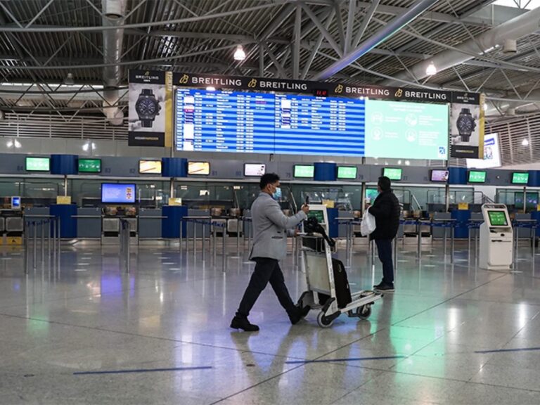 Κορονοϊός:-Τι-αλλάζει-για-τους-ταξιδιώτες-που-φτάνουν-στην-Ελλάδα