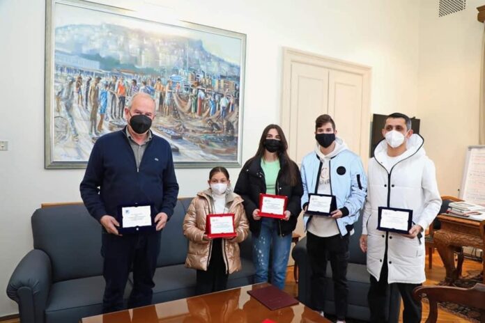 Ο-Δήμαρχος-Καβάλας,-Θόδωρος-Μουριάδης,-βράβευσε-αθλητές-του-ΤΑΕΚΒΟΝΤΟ Ο-Δήμαρχος-Καβάλας,-Θόδωρος-Μουριάδης,-βράβευσε-αθλητές-του-ΤΑΕΚΒΟΝΤΟ