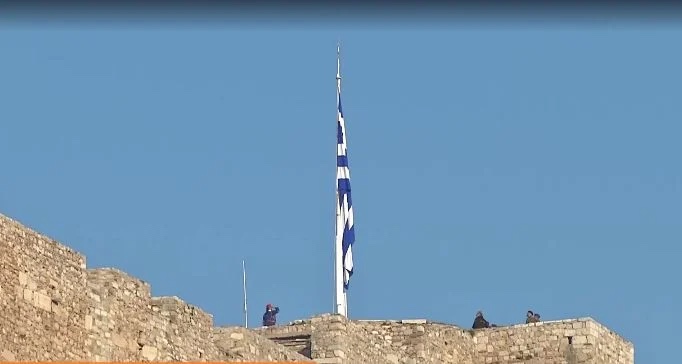 25η-Μαρτίου:-Η-έπαρση-της-σημαίας-στον-Ιερό-Βράχο-της-Ακρόπολης