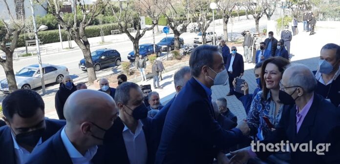 Θεσσαλονίκη:-Με-χειροκροτήματα-η-υποδοχή-Μητσοτάκη-στο-Βελλίδειο-για-το-προσυνέδριο-της-ΝΔ Θεσσαλονίκη:-Με-χειροκροτήματα-η-υποδοχή-Μητσοτάκη-στο-Βελλίδειο-για-το-προσυνέδριο-της-ΝΔ