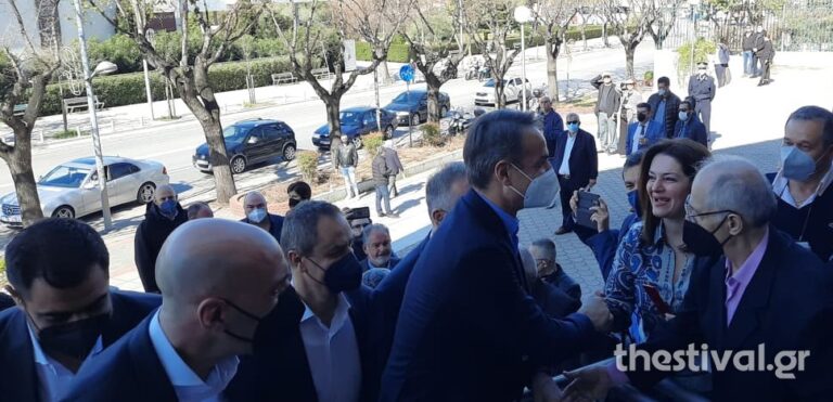 Θεσσαλονίκη:-Με-χειροκροτήματα-η-υποδοχή-Μητσοτάκη-στο-Βελλίδειο-για-το-προσυνέδριο-της-ΝΔ