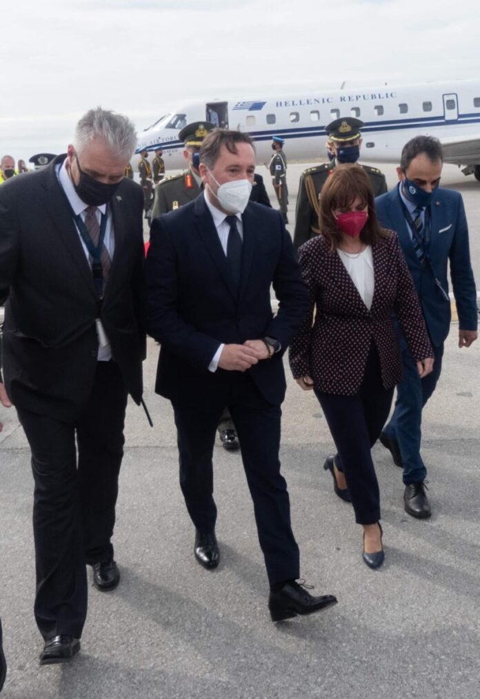 Την-ΠτΔ-Κατερίνα-Σακελλαροπούλου-υποδέχτηκε-ο-δήμαρχος-Αλεξανδρούπολης Την-ΠτΔ-Κατερίνα-Σακελλαροπούλου-υποδέχτηκε-ο-δήμαρχος-Αλεξανδρούπολης