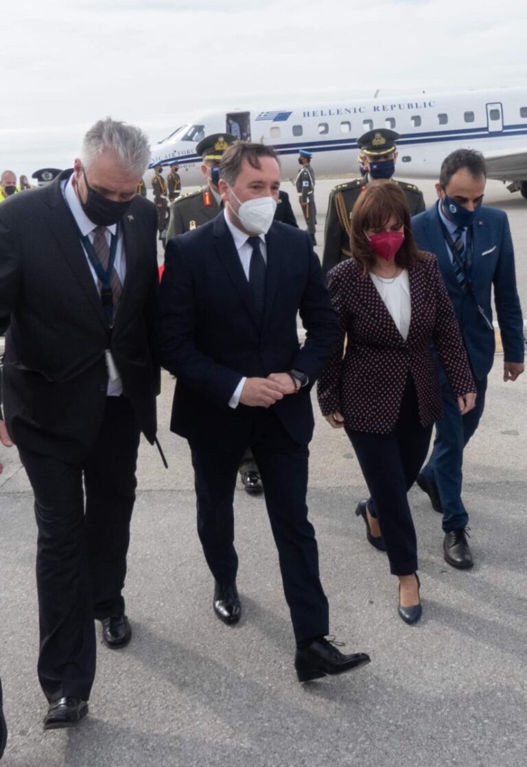 Την-ΠτΔ-Κατερίνα-Σακελλαροπούλου-υποδέχτηκε-ο-δήμαρχος-Αλεξανδρούπολης