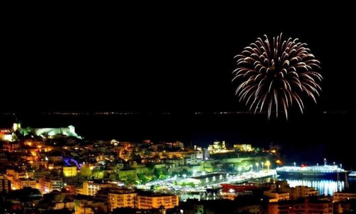 Ρίψη-πυροτεχνημάτων-από-τον-Φάρο-της-Παναγίας-το-βράδυ-της-Ανάστασης