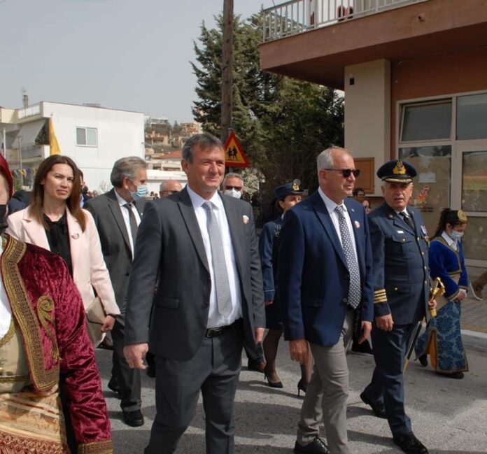 Περιφορά-της-εικόνας-του-Αγίου-Γεωργίου-στον-Αμυγδαλεώνα-Καβάλας Περιφορά-της-εικόνας-του-Αγίου-Γεωργίου-στον-Αμυγδαλεώνα-Καβάλας