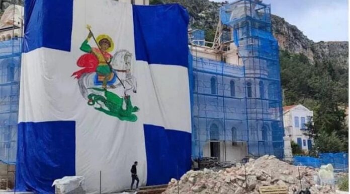 Στο-Καστελόριζο-γιορτάστηκε-ο-Άγιος-Γεώργιος-με-τη-γιγάντια-σημαία-που-δώρισαν-οι-χειμερινοί-κολυμβητές-Ορεστιάδας
