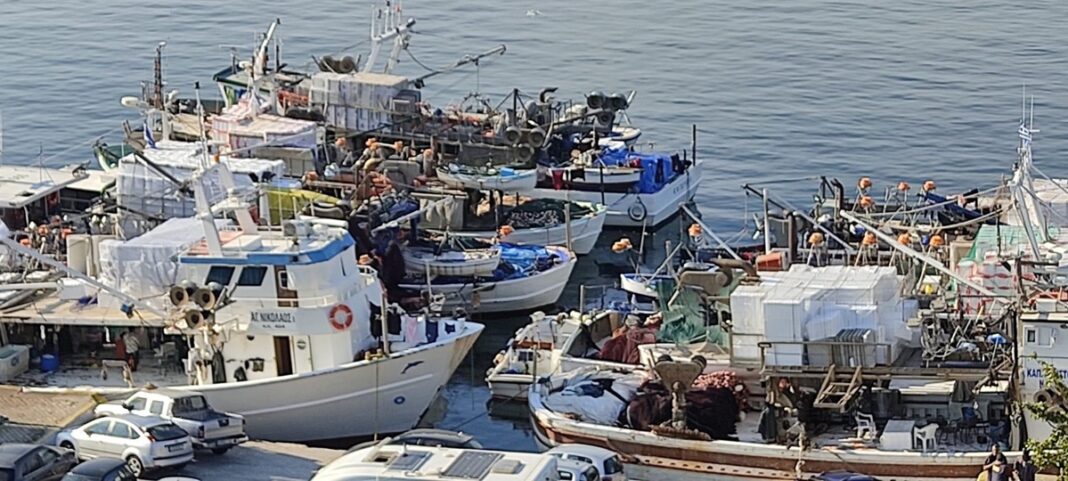 Συμβολική-διαμαρτυρία-των-ιδιοκτητών-αλιευτικών-σκαφών-στο-λιμάνι-της-Καβάλας