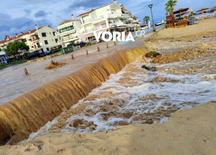 Απεγκλωβίστηκε-οικογένεια-στην-Τούζλα-–-Πλημμύρισε-η-Παραλιακή