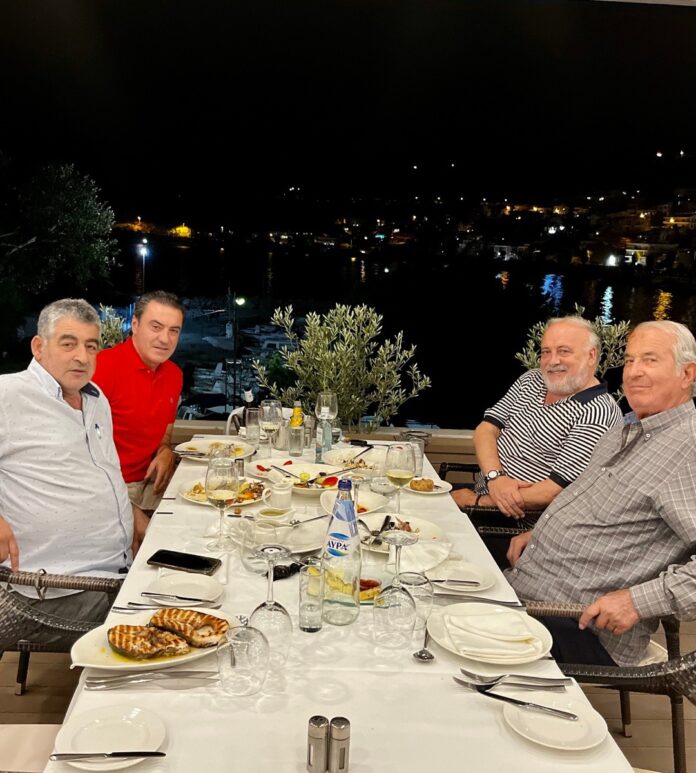 Γαλάζιο-“πηγαδάκι”-παρουσία-Μάκη-Παπαδόπουλου Γαλάζιο-“πηγαδάκι”-παρουσία-Μάκη-Παπαδόπουλου