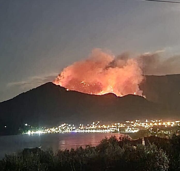 Συνεχίζει-να-μαίνεται-η-φωτία-στη-Θάσο-Αναζητούνται-και-άλλοι-εθελοντές