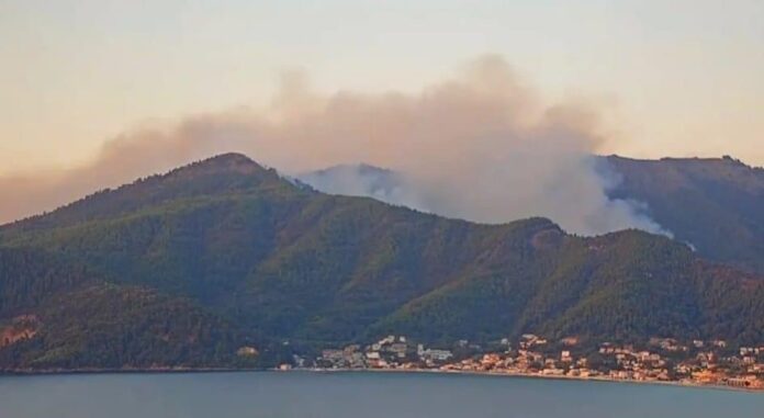 Φωτιά-στη-Θάσο:-Μήνυμα-από-το-112-–-Προληπτική-εκκένωση-των-Κοινύρων