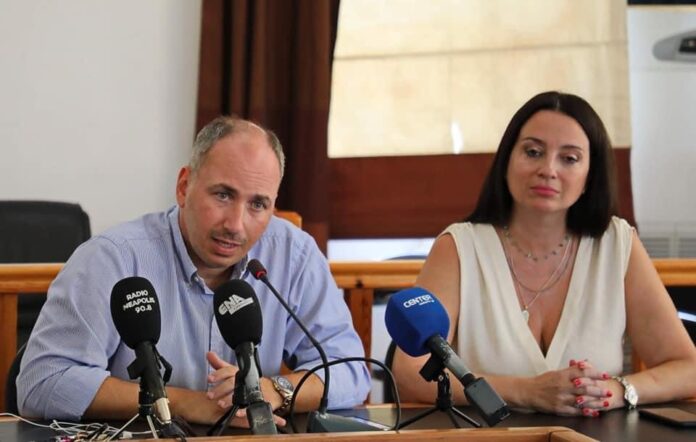 Η-«Αγκαλιά-Αλληλεγγύης»-γεμίζει-τις-τσάντες-με-σχολικά-είδη