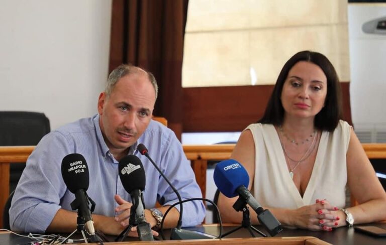Η-«Αγκαλιά-Αλληλεγγύης»-γεμίζει-τις-τσάντες-με-σχολικά-είδη