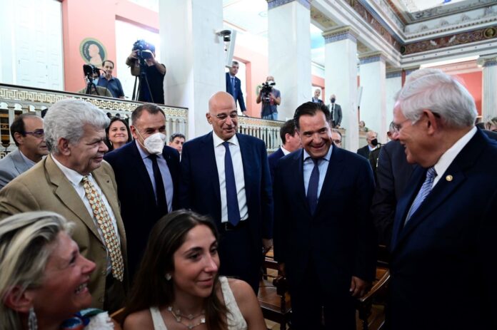 Εύσημα-Μενέντεζ-σε-Νίκο-Παναγιωτόπουλο Εύσημα-Μενέντεζ-σε-Νίκο-Παναγιωτόπουλο