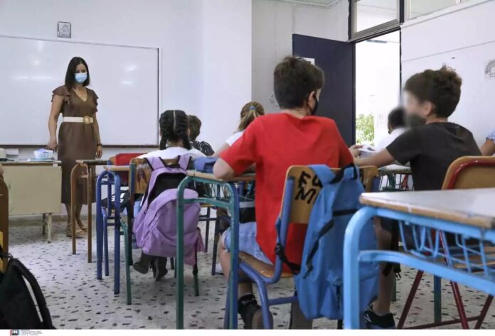 Κορονοϊός:-Τέλος-στα-υποχρεωτικά-τεστ-και-τις-μάσκες-στα-σχολεία-–-Τι-αποφάσισε-η-επιτροπή-των-ειδικών