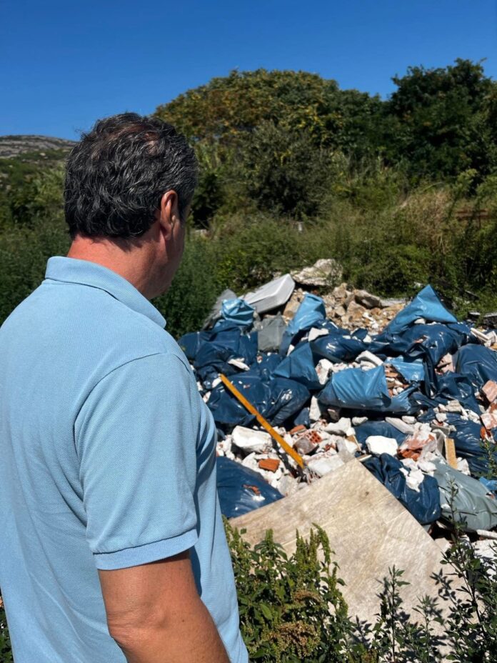 Μάκης-Παπαδόπουλος:-Με-την-ανοχή-του-Δήμου-πετιούνται-παράνομα-μπάζα-στα-δημοτικά-έργα-στο-Περιγιάλι; Μάκης-Παπαδόπουλος:-Με-την-ανοχή-του-Δήμου-πετιούνται-παράνομα-μπάζα-στα-δημοτικά-έργα-στο-Περιγιάλι;