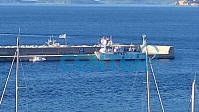 Αλιευτικό-σκάφος-χτυπήσε-σε-βράχια-στο-λιμάνι-της-Καβάλας