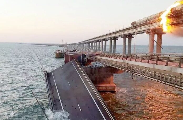 Κριμαία:-Έρευνα-διέταξε-ο-Πούτιν-για-τα-αίτια-της-έκρηξης-–-«Αυτή-είναι-μόνο-η-αρχή»-λέει-σύμβουλος-του-Ζελένσκι