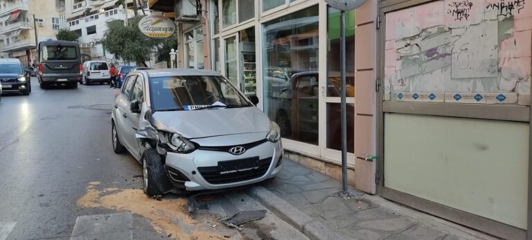 Τροχαίο-ατύχημα-στην-οδό-Εβδόμης-Μεραρχίας