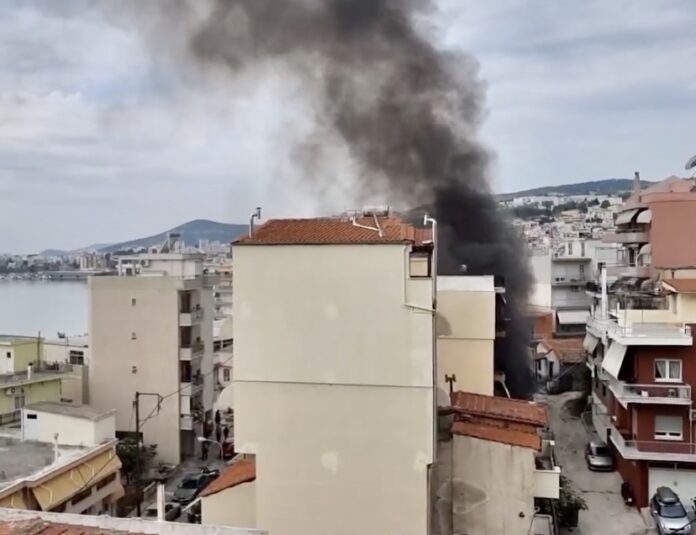 Φωτιά-σε-πυλωτή-πολυκατοικίας-στο-Βύρωνα