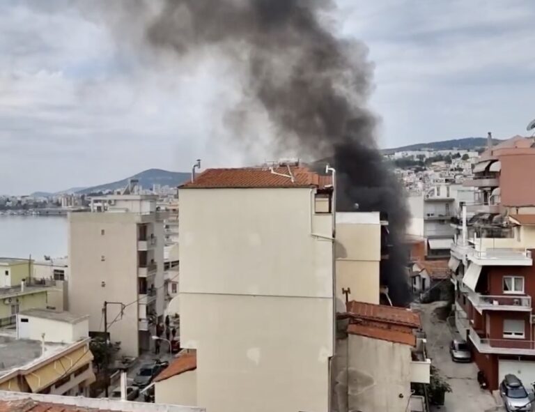Φωτιά-σε-πυλωτή-πολυκατοικίας-στο-Βύρωνα