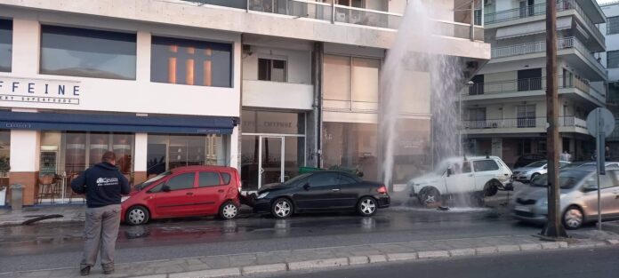 Ανεξέλεγκτη -πορεία-ΙΧ -και-προσέκρουσε-σε-σταθμευμένα-αυτοκίνητα-και-έναν-πυροσβεστικό-κρουνό…. Ανεξέλεγκτη -πορεία-ΙΧ -και-προσέκρουσε-σε-σταθμευμένα-αυτοκίνητα-και-έναν-πυροσβεστικό-κρουνό….