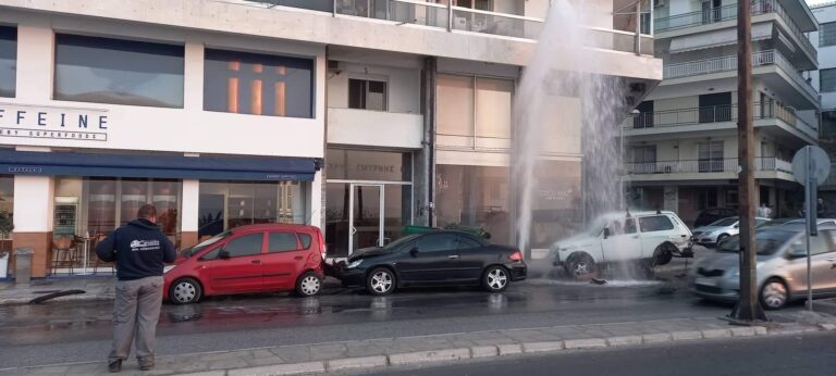 Ανεξέλεγκτη -πορεία-ΙΧ -και-προσέκρουσε-σε-σταθμευμένα-αυτοκίνητα-και-έναν-πυροσβεστικό-κρουνό….
