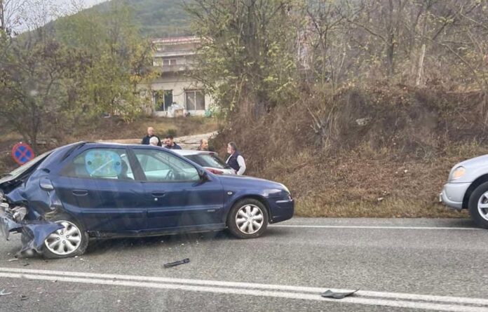 Τροχαίο-υλικών-ζημιών-στο-Σταυρό-Αμυγδαλεώνα-Καβάλας
