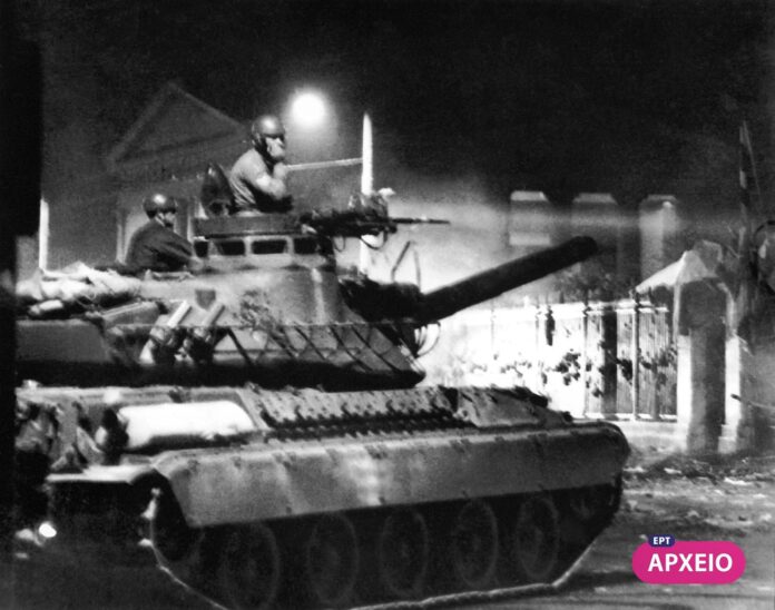 Πολυτεχνείο:-Τρία-ιστορικά-«κλικ»-του-Αριστοτέλη-Σαρρηκώστα Πολυτεχνείο:-Τρία-ιστορικά-«κλικ»-του-Αριστοτέλη-Σαρρηκώστα