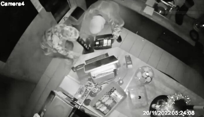 Καρέ-καρέ-η-διάρρηξη-σε-καφετέρια-στο-Παληό-τα-ξημερώματα-video
