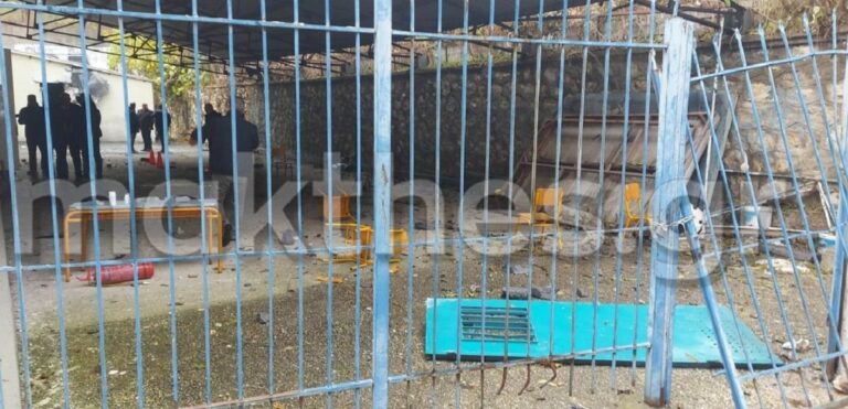 Σέρρες:-Αυτή-είναι-η-πόρτα-που-εκσφενδονίστηκε-μετά-την-έκρηξη-και-τραυμάτισε-θανάσιμα-τον-μαθητή-–-Πώς-έγινε-η-τραγωδία