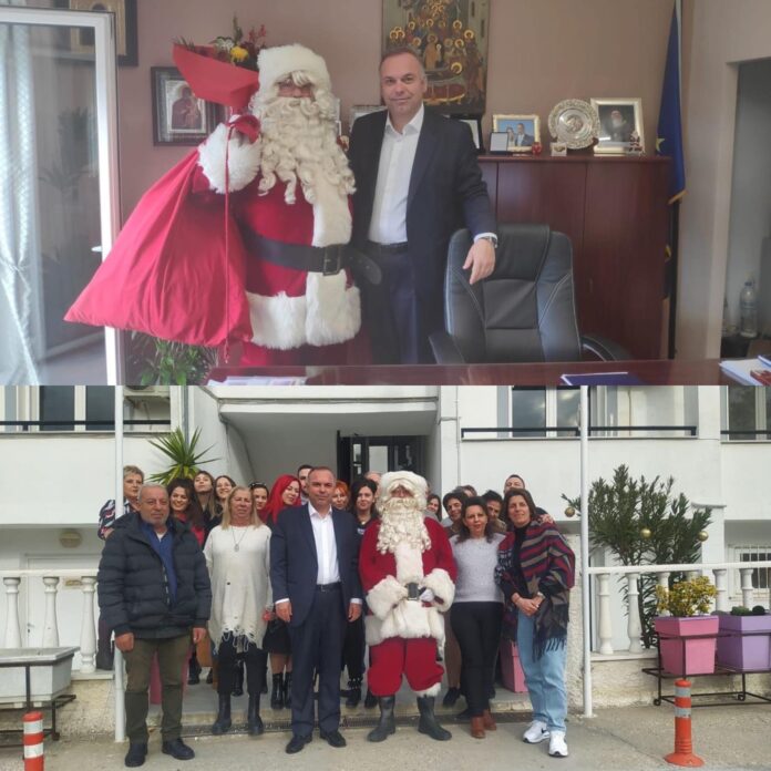 Τον-Δήμο-Θάσου-επισκέφθηκε-ο…-Άγιος-Βασίλης