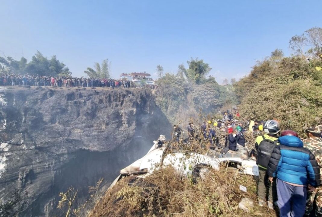 Τραγωδία-στο-Νεπάλ:-Στους-64-οι-νεκροί-–-Το-μισό-αεροπλάνο-έχει-πέσει-μέσα-στο-φαράγγι