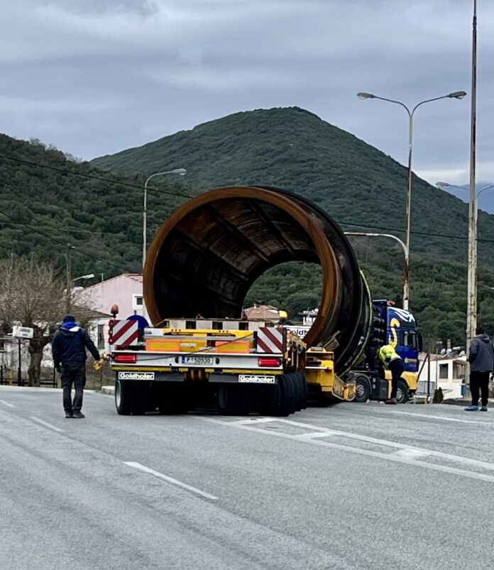 Κόλλησε-πλατφόρμα-που-μετέφερε-σωλήνα-στον-Σταυρό-Αμυγδαλεώνα-video