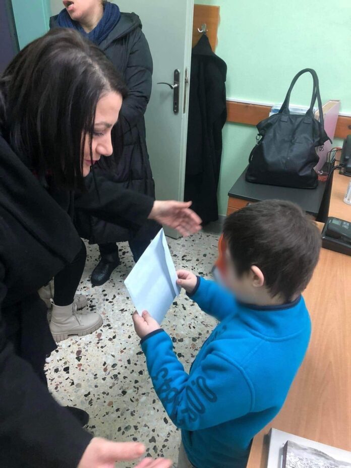 Παράδοση-του-βραβείου-στο-1ο-Ειδικό-Δημοτικό-Σχολείο-και-Νηπιαγωγείο-για-το-στολισμό-του-πιο-ευφάνταστου-Χριστουγεννιάτικου-Δέντρου Παράδοση-του-βραβείου-στο-1ο-Ειδικό-Δημοτικό-Σχολείο-και-Νηπιαγωγείο-για-το-στολισμό-του-πιο-ευφάνταστου-Χριστουγεννιάτικου-Δέντρου