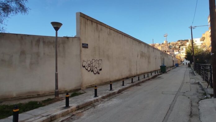 Σιδερένια-κολωνάκια-τοποθέτησε-ο-Δήμος-Καβάλας-σε-πεζοδρόμιο-στη-περιοχή-του-Βύρωνα