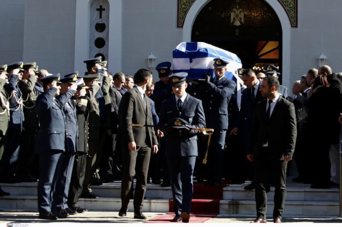 Μάριος-–-Μιχαήλ-Τουρούτσικας:-Τραγικές-στιγμές-στην-κηδεία,-λιποθύμησε-η-μητέρα Μάριος-–-Μιχαήλ-Τουρούτσικας:-Τραγικές-στιγμές-στην-κηδεία,-λιποθύμησε-η-μητέρα