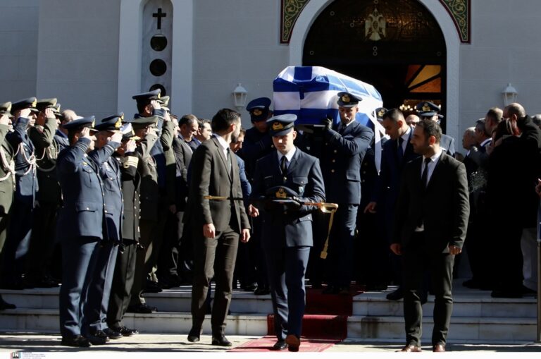 Μάριος-–-Μιχαήλ-Τουρούτσικας:-Τραγικές-στιγμές-στην-κηδεία,-λιποθύμησε-η-μητέρα