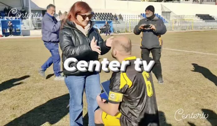 Πρόταση-γάμου-μέσα-στο-γήπεδο-στο-ΑΕΚ-Καβάλας-–-Απόλλων-Χρυσοχωρίου Πρόταση-γάμου-μέσα-στο-γήπεδο-στο-ΑΕΚ-Καβάλας-–-Απόλλων-Χρυσοχωρίου