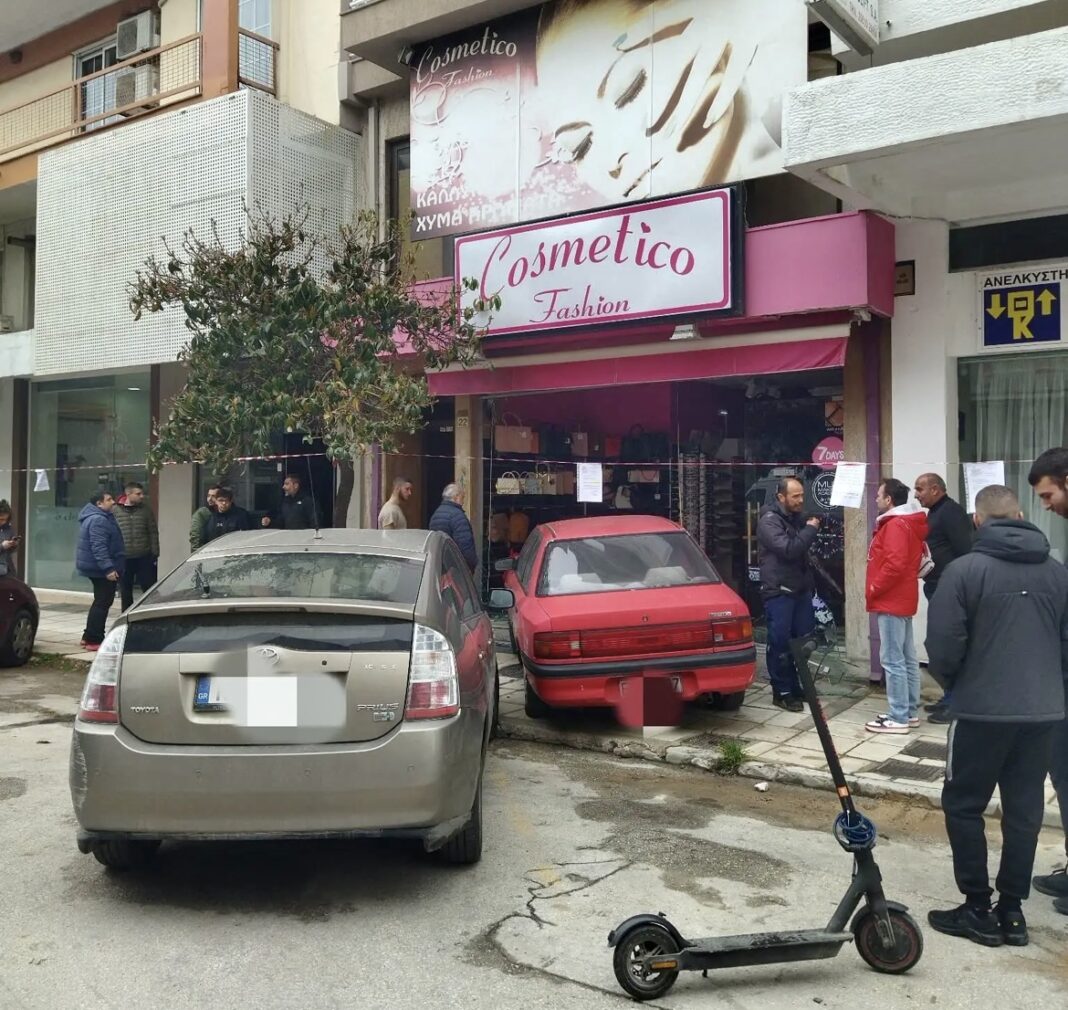 Αυτοκίνητο-καρφώθηκε-σε-βιτρίνα-καταστήματος-στο-κέντρο-της-Αλεξανδρούπολης