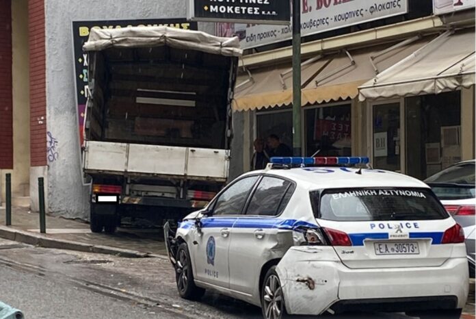 «Κλείδωσε»-το-τιμόνι-φορτηγού-και-έπεσε-σε-περιπολικό