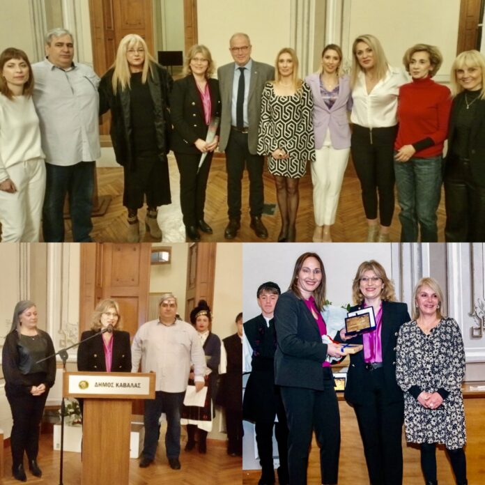 Η-Μαίρη-Χατζηκωνσταντίνου-βράβευσε-την-Ανθή-Καραγιάννη Η-Μαίρη-Χατζηκωνσταντίνου-βράβευσε-την-Ανθή-Καραγιάννη