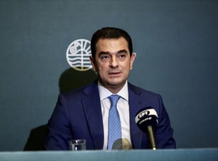 «Το-νερό-ήταν-και-παραμένει-υπό-δημόσιο-έλεγχο»,-λέει-ο-Κώστας-Σκρέκας