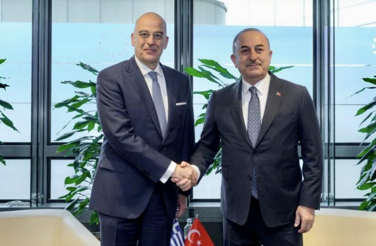 Ελλάδα-–-Τουρκία:-Τι-κρύβεται-πίσω-από-τις-αγκαλιές-και-τις-χειραψίες-Δένδια-–-Τσαβούσογλου;