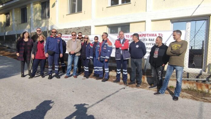 Παράσταση-διαμαρτυρίας-πραγματοποίησαν-οι-εργαζόμενοι-του-ΕΚΑΒ-Καβάλας