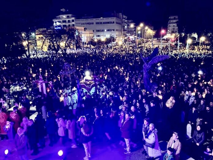 Πλήθος-κόσμου-στην-συνάντηση-των-επιταφίων-στο-ηρώο-της-Καβάλας